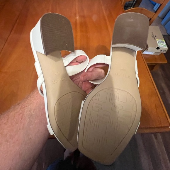 Women’s Unisa Miriam White box is crushed and no good will ship in a generic box - Picture 3 of 3